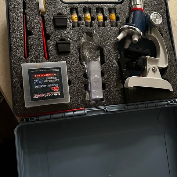 Beginners Microscope Set with Case - Picture 2 of 2